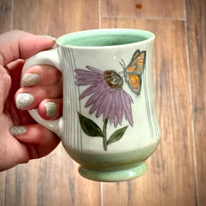 Taza de porcelana tallada en torno de alfarero con diseño de equinácea y mariposa: ¡regalo para el Día de la Madre!