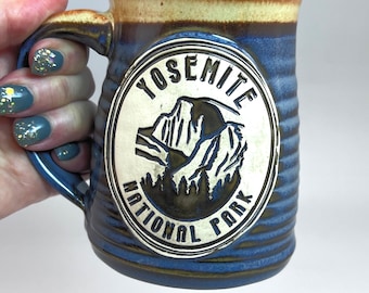Taza hecha a mano del Parque Nacional de Yosemite, Half Dome, color azul cocodrilo