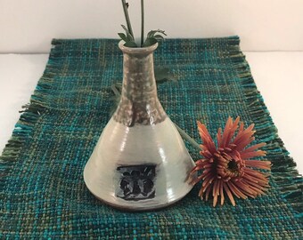 Mini jarrón de cogollos que es de cerámica y se tira a rueda. Pieza de prueba que tiene múltiples capas de deslizamiento, acristalamiento, etc. diseño de abeja melífera