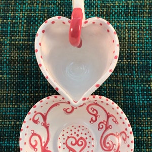 Espresso o taza de té y platillo. Un montón de Hearts demitasse preparado para ese romántico regalo sentimental. cerámica artística imagen 3