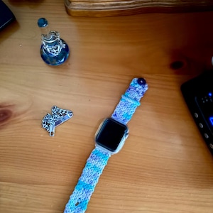 Patrón de ganchillo para correa de reloj inteligente con diseño floral