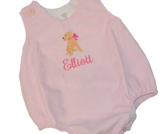 Könnte beinhalten: Rosa kariertes Baby-Bodysuit mit einem gestickten gelben Hund und dem Namen "Elliott" in Rosa.