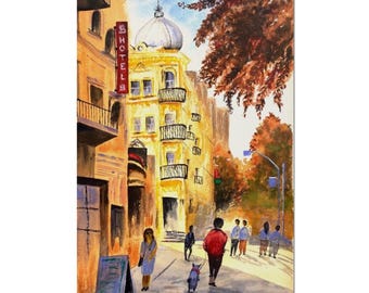 Puede incluir: Pintura a la acuarela de una escena de la calle de la ciudad. Un edificio amarillo con un techo abovedado y balcones es el punto focal. La palabra "HOTEL" es visible en un letrero. La gente camina por la acera y un perro es paseado con correa.