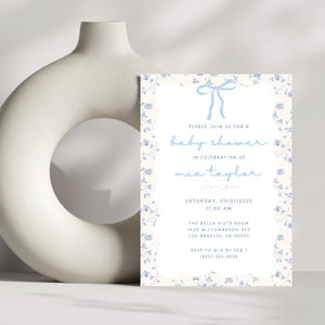 Toile de jouy uitnodigingssjabloon babyshower blauwe babyshower uitnodiging bloemen elegante feestuitnodiging golvende afdrukbare bewerkbare sjabloon