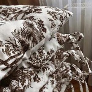 Anpassad brun Toile de Jouy-stolsdyna, tuftad sittdyna i fransk lantlig stil med band