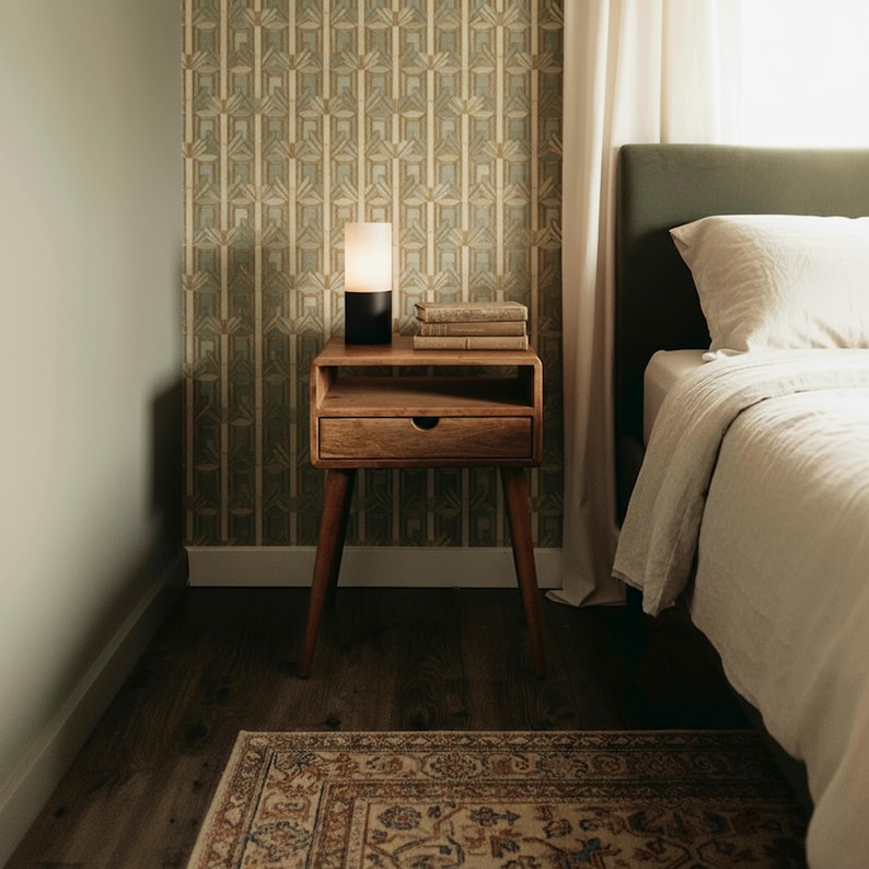 K&ouml;nnte beinhalten: Ein Nachttisch aus Holz im Mid-Century-Modern-Stil mit einer Schublade und einem Regal. Eine kleine Lampe mit schwarzem Sockel und wei&szlig;em Schirm steht oben, zusammen mit einem Stapel B&uuml;cher. Die Szene spielt in einem Schlafzimmer.