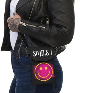Mini funda para celular con billetera | Bolso de hombro pequeño para mujer | Bolso bandolera para festivales | Cuero vegano, ajustable.