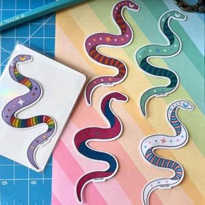 Adesivos de cobra com bandeira LGBTQ+, adesivo de serpente do orgulho, adesivos fofos de bruxa para o mês do orgulho de junho, bandeiras LGBTQIA+, decalques do orgulho queer