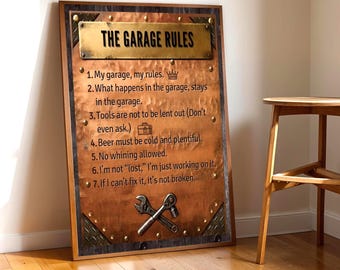 Può includere: Una targa da parete rettangolare intitolata THE GARAGE RULES con uno sfondo in metallo martellato color rame. Presenta sette regole numerate, un'icona a corona, un'icona a cassetta degli attrezzi e un grafico con chiave inglese e cricchetto.