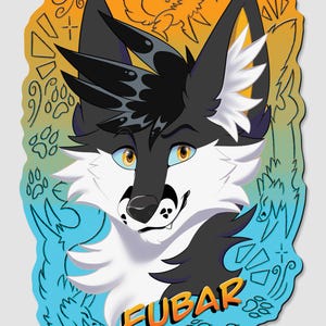 K&ouml;nnte beinhalten: Ein Abzeichen mit einem stilisierten anthropomorphen Wolf mit schwarz-wei&szlig;em Fell, gelben Augen und dem Wort "FUBAR" in orangefarbenen Buchstaben. Das Abzeichen hat einen Farbverlaufshintergrund aus Blau und Orange mit Pfotenabdr&uuml;cken.