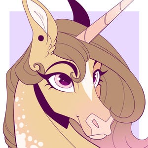 K&ouml;nnte beinhalten: Digitale Illustration eines Einhornkopfes mit hellbraunem Fell, braunen Haaren und einem rosa Horn. Das Einhorn hat gro&szlig;e, ausdrucksstarke Augen mit rosa Iris und langen Wimpern. Der Hintergrund ist in einem sanften Lavendelton gehalten.
