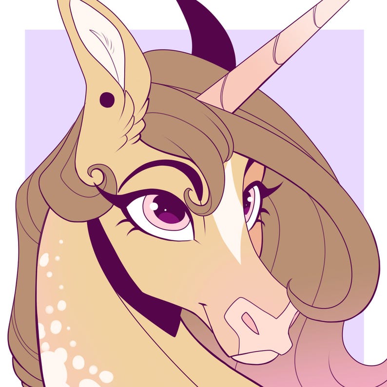 K&ouml;nnte beinhalten: Digitale Illustration eines Einhornkopfes mit hellbraunem Fell, braunen Haaren und einem rosa Horn. Das Einhorn hat gro&szlig;e, ausdrucksstarke Augen mit rosa Iris und langen Wimpern. Der Hintergrund ist in einem sanften Lavendelton gehalten.