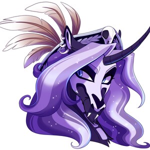 K&ouml;nnte beinhalten: Digitale Illustration einer Fantasie-Kreatur mit einem Einhornhorn, langen lila Haaren und einem mit einem Sch&auml;del geschm&uuml;ckten Kopfschmuck. Die Kreatur hat ein schwarz-wei&szlig;es Gesicht mit blauen Augen und ist mit Federn verziert.