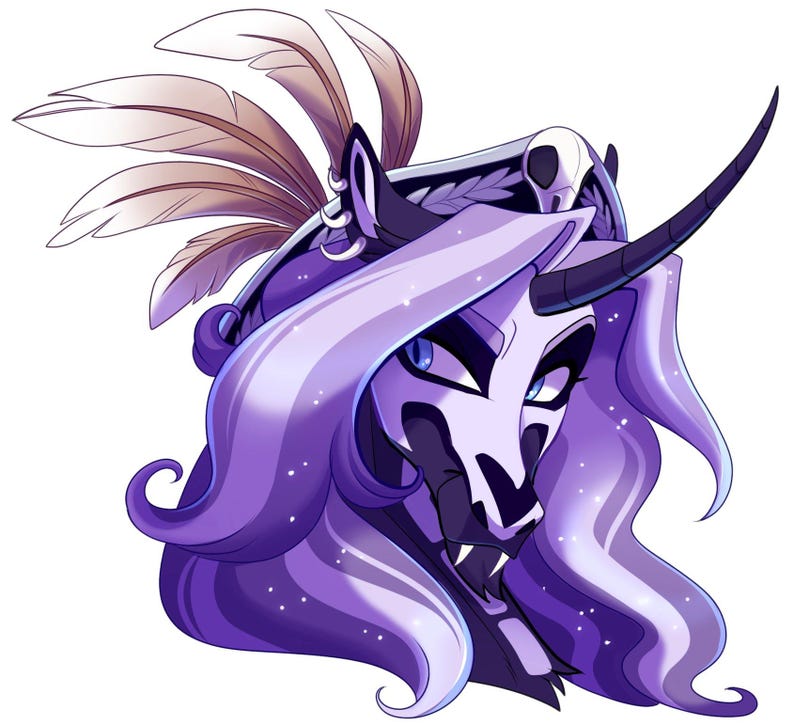 K&ouml;nnte beinhalten: Digitale Illustration einer Fantasie-Kreatur mit einem Einhornhorn, langen lila Haaren und einem mit einem Sch&auml;del geschm&uuml;ckten Kopfschmuck. Die Kreatur hat ein schwarz-wei&szlig;es Gesicht mit blauen Augen und ist mit Federn verziert.
