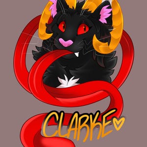 K&ouml;nnte beinhalten: Illustration einer schwarzen Katze mit roten Augen, goldenen H&ouml;rnern und rosa Ohren. Eine rote, bandartige Zunge erstreckt sich aus dem Maul der Katze. Der Name "CLARKE" ist gelb mit einem Herzsymbol geschrieben.