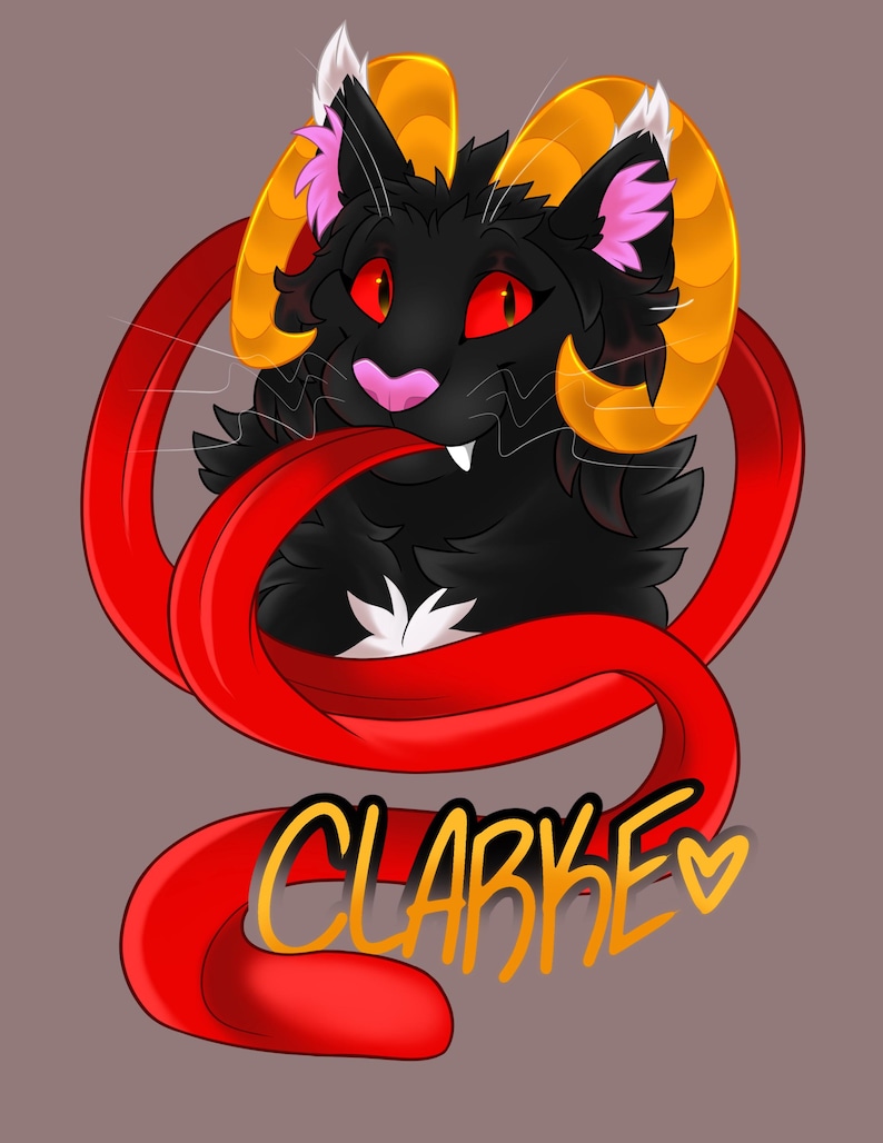 K&ouml;nnte beinhalten: Illustration einer schwarzen Katze mit roten Augen, goldenen H&ouml;rnern und rosa Ohren. Eine rote, bandartige Zunge erstreckt sich aus dem Maul der Katze. Der Name "CLARKE" ist gelb mit einem Herzsymbol geschrieben.