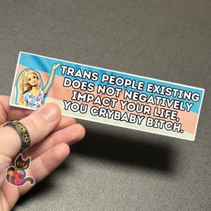 Le persone trans esistenti non fanno nulla di negativo per la tua vita Adesivo LGBTQ Pride di Barbie Trans Ally, adesivo carino di supporto transgender, adesivo di resistenza