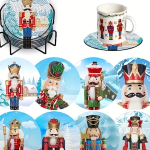 Puede incluir: Una colección de artículos con temática navideña con diseños de cascanueces. Incluye posavasos en un soporte de metal negro, una taza y varias figuras de cascanueces. Los posavasos y la taza tienen un fondo de escena invernal.