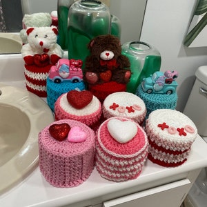 Copri rotolo di carta igienica per San Valentino, orsetto di peluche, copri rotolo di carta igienica a forma di cuori, XOXO Cozy, decorazione per il bagno con amore, camioncino con amore