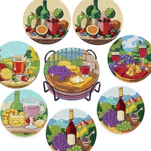 Könnte beinhalten: Ein Set aus sieben runden Untersetzern mit farbenfrohen Mosaik-Designs. Jeder Untersetzer zeigt ein anderes Wein-Themenbild, darunter Flaschen, Gläser, Trauben und Käse. Die Untersetzer werden in einem schwarzen Metallhalter präsentiert.