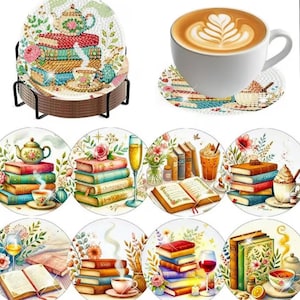 Pode incluir: Conjunto de bases decorativas com desenhos de livros e chá. As bases redondas apresentam ilustrações coloridas de pilhas de livros, xícaras de chá, bules e detalhes florais. Uma xícara de café branca com arte latte está em uma base.