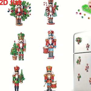 Puede incluir: Una colección de diseños decorativos y coloridos de cascanueces. Los cascanueces están en varias poses, algunos sosteniendo árboles de Navidad o tambores. La imagen incluye el texto "2D flat".