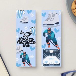 Könnte beinhalten: Zwei rechteckige Lesezeichen mit hellblauem Hintergrund und Eishockey-Motiven, darunter Trikots, Schlittschuhe, Schneeflocken, Herzen, ein Eishockeyspieler und eine Arena. Das linke Lesezeichen zeigt den Text In my Ice Hockey Romance era.