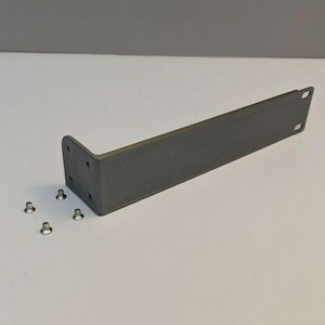 Könnte beinhalten: Ein grauer Metallwinkel mit rechtwinkliger Biegung und Schraubenlöchern. Der Winkel hat eine strukturierte Oberfläche und wird mit mehreren kleinen Schrauben gezeigt. Das Design deutet auf ein Struktur- oder Montageteil hin.