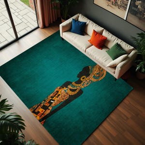 Könnte beinhalten: Türkisfarbener Teppich mit einer stilisierten Silhouette einer Frau mit goldenen und braunen Akzenten. Der Teppich hat ein geometrisches Muster auf dem Kleid und dem Kopfschmuck. Ein cremefarbenes Sofa mit bunten Kissen befindet sich über dem Teppich.