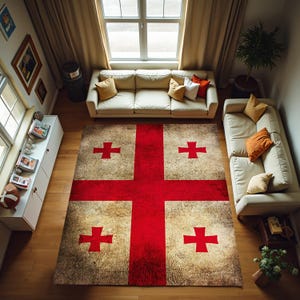 Könnte beinhalten: Ein rechteckiger Teppich mit dem Motiv der Flagge von Georgien, bestehend aus einem großen roten Kreuz auf einem abgenutzten, strukturierten beigen Hintergrund mit vier kleineren roten Kreuzen in den Quadranten, in einem Wohnzimmer.