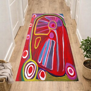 Può includere: Un set di tre vasi in ceramica bianca con un design strutturato e scanalato. Il vaso più alto è alto circa 25 cm, il vaso medio 20 cm e il più piccolo 15 cm.