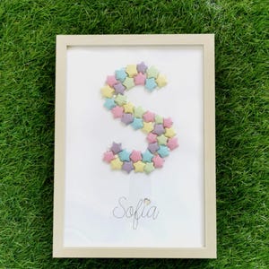 Cornice con stelle di carta personalizzabile con iniziale e nome - Interamente fatta a mano