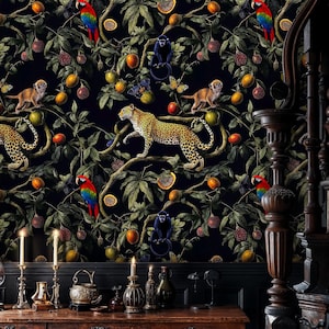 Può includere: Uno sfondo scuro con un motivo di giungla con leopardi, scimmie, pappagalli e frutta. Il motivo si ripete in tutta l'immagine.