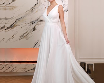 Abito lungo da sposa in chiffon scintillante con schiena scoperta e lacci. Abito da sposa semplice.