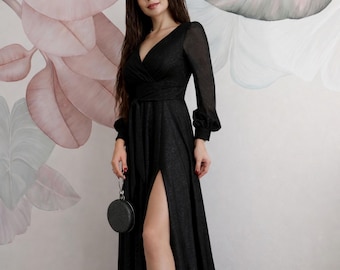 Abito da sera lungo in chiffon nero scintillante con maniche lunghe e spacco.