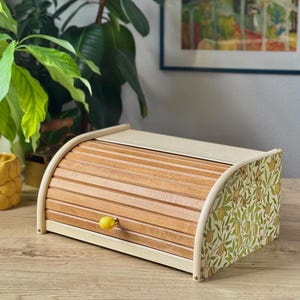 Caixa de pão de madeira decorada à mão, inspirada em William Morris, com tampa de enrolar, ideal para armazenamento na cozinha em estilo cottagecore.