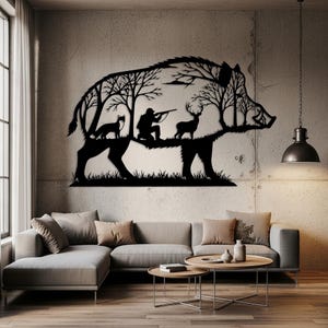 Può includere: Arte da parete in metallo nero raffigurante la sagoma di un cinghiale con un cacciatore, una volpe e un cervo all'interno. L'opera d'arte comprende alberi ed erba, creando una scena naturale. Montato su un muro di cemento sopra un divano grigio.