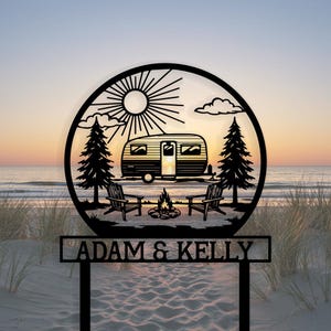 Cartello personalizzato per camper, decorazioni personalizzate per campeggio in camper, regali personalizzati per campeggio, cartello in metallo per braciere, cartello da spiaggia per camper, cartello in metallo personalizzato