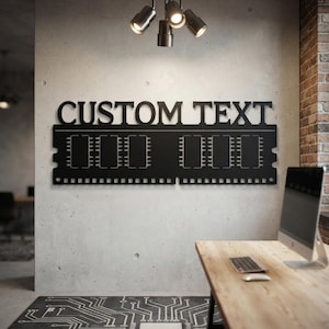 Könnte beinhalten: Ein schwarzes Wand-Schild aus Metall mit dem Schriftzug CUSTOM TEXT in einer Serifenschrift über einer stilisierten grafischen Darstellung eines RAM-Speichermoduls mit Umrissen von integrierten Schaltkreisen und rechteckigen Aussparungen.