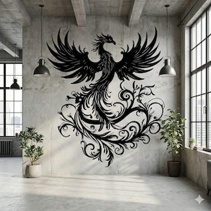 Könnte beinhalten: Ein großer schwarzer Wandaufkleber mit einem Phönix mit ausgebreiteten Flügeln und einem fließenden Schwanz, vor einer strukturierten grauen Wand. Das Design umfasst komplizierte florale und wirbelnde Details, die ein dramatisches und künstlerisches Statement schaffen.