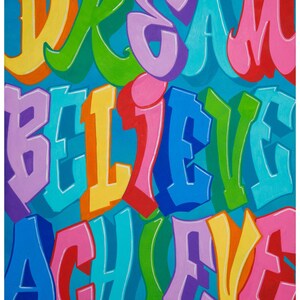Puede incluir: Un diseño gráfico colorido con las palabras "Dream Believe Achieve" en estilo 3D. Las letras están en varios tonos de rosa, azul, verde, amarillo y naranja.
