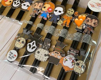 Può includere: Un set di cannucce nere con ritagli di carta colorati di personaggi di film horror. I personaggi includono Freddy Krueger, Jason Voorhees, Michael Myers e molti altri. Le cannucce sono confezionate in un sacchetto di plastica trasparente con un adesivo di ringraziamento.