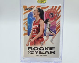 Tarjeta de novato de Caitlin Clark: Panini Instant WNBA ROY 2024 - Sello dorado, estuche y expositor