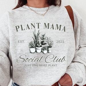 Club social Plant Mama png | Preppy Tendance | Accro aux plantes png | Design de chemise de jardinier | Une plante de plus | Amoureux des plantes à télécharger