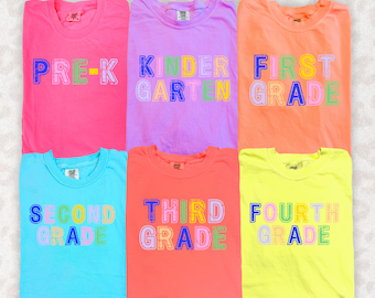 Lot de chemises pour la rentrée scolaire Premier jour de niveau scolaire | T-shirt preppy tendance pour la rentrée des classes PNG | De la maternelle à la 8e année | PNG néon universitaire