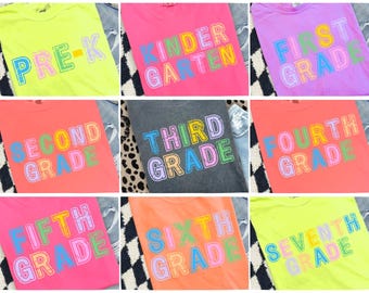 Lot de chemises pour la rentrée scolaire Premier jour de niveau scolaire | T-shirt preppy tendance pour la rentrée des classes PNG | De la maternelle à la 8e année | PNG néon universitaire