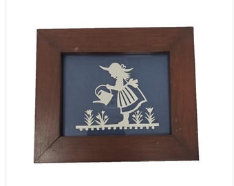 Ragazza Scherenschnitte vintage che annaffia i fiori Sharon Schaich Lititz PA Carta ritagliata