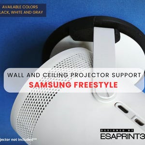 Op de afbeelding: Een witte projectorbeugel met een zwarte basis, ontworpen voor Samsung Freestyle projectoren. De beugel wordt aan het plafond of de muur bevestigd. De tekst "WALL AND CEILING PROJECTOR SUPPORT SAMSUNG FREESTYLE" is zichtbaar op de beugel. De tekst "DESIGNED BY ESAPRINT3D" is zichtbaar aan de onderkant van de beugel.