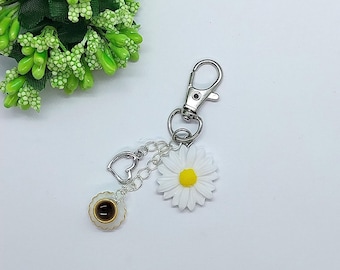 Keychain - Cute Daisy With A Cup - Handmade - Accessory - Cute Gift - For Bags - For Purses