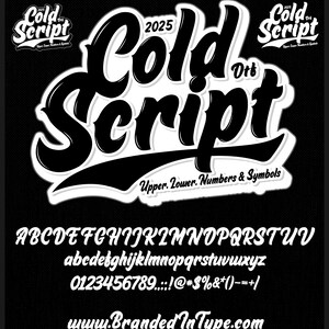 Puede incluir: Gráfico en blanco y negro con las palabras "Cold Script" en una fuente audaz y estilizada. La imagen incluye un alfabeto completo, números y símbolos, con la dirección web www.BrandedInType.com.